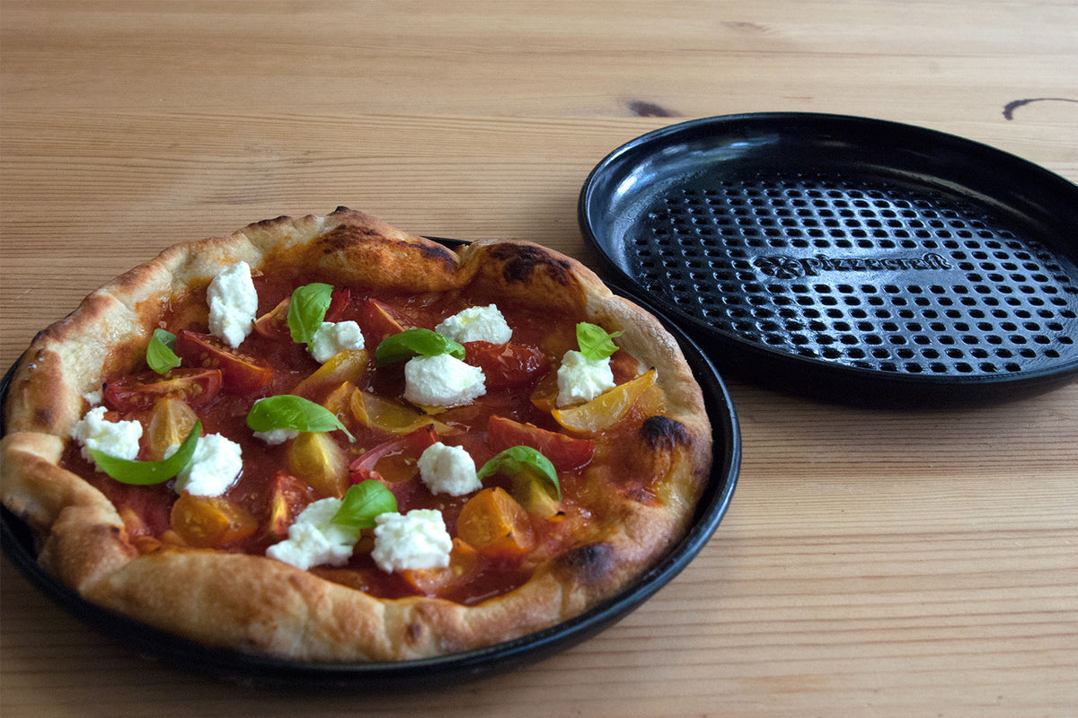 http://www.pizzacraft.com/cdn/shop/products/PC0315-porcelain-pizza-pans-8-inch-styled_1200x1200.jpg?v=1516917461